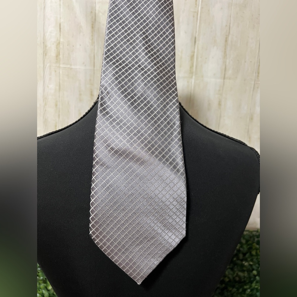 Elegant Silver Patterned Tie